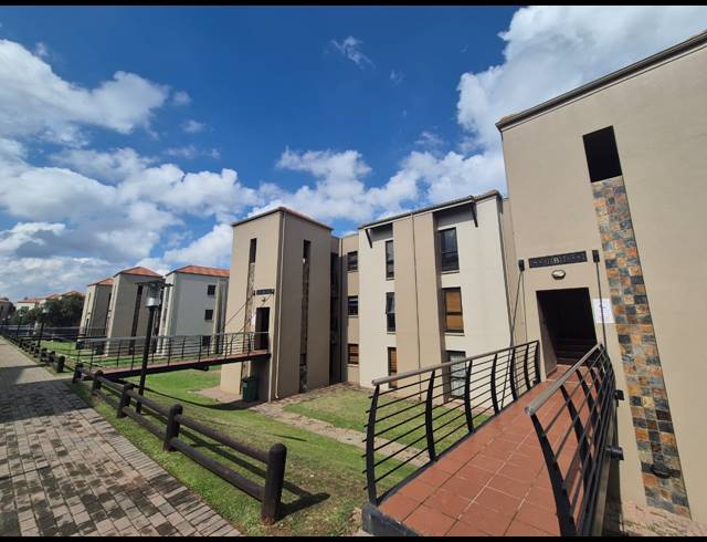 2 BEDROOM APARTMENT FOR SALE IN VANDERBIJLPARK SW 5